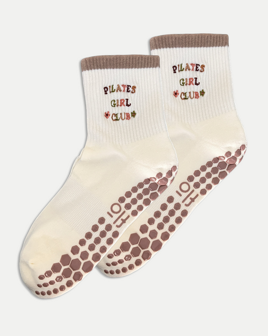 MOCHA PILATES GIRL CLUB GRIP SOCKS